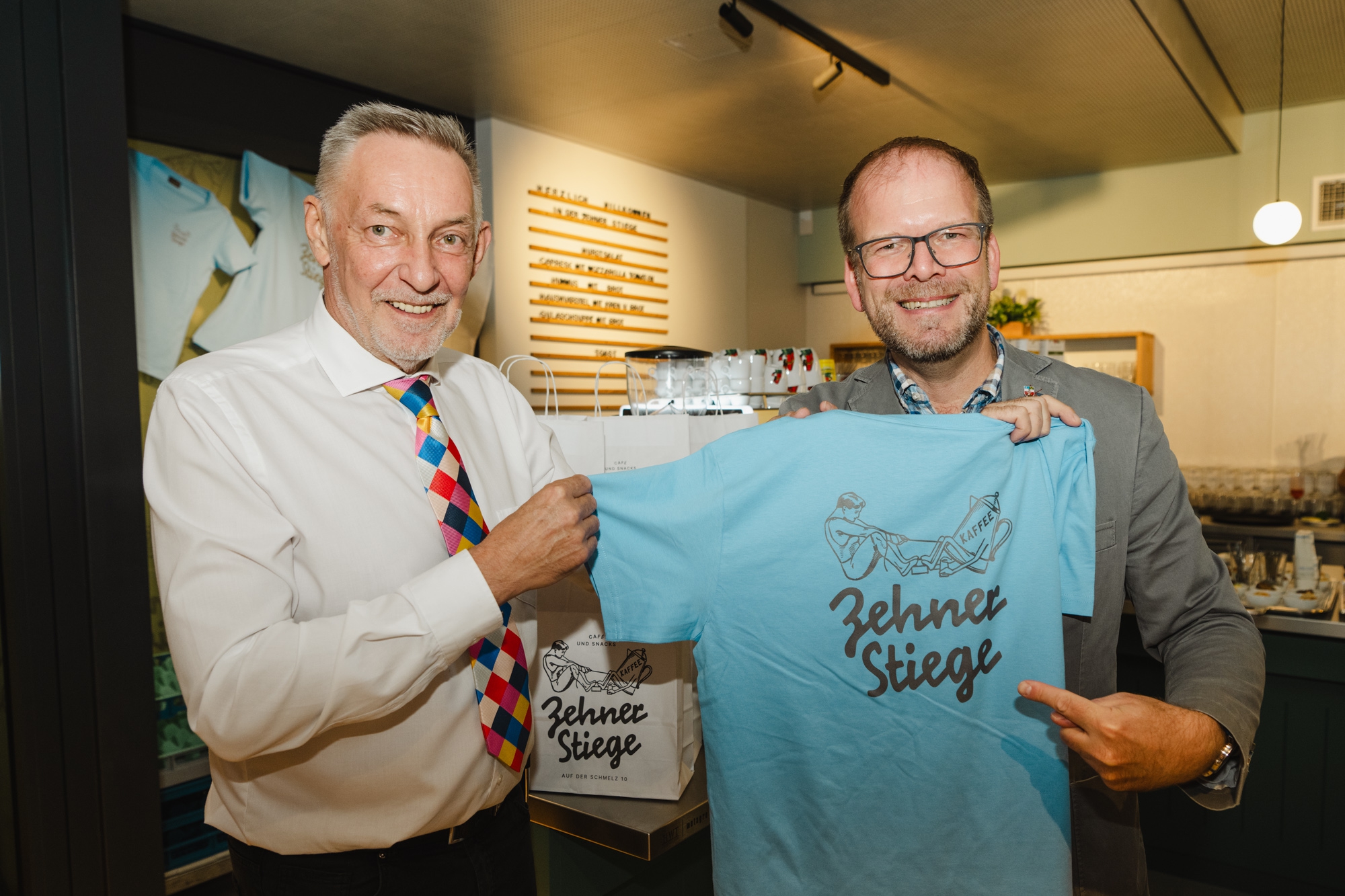 Übergabe Zehner Stiege-T-Shirt an Bezirksvorsteher Hrn. Baurecht © wienwork/Luiza Puiu