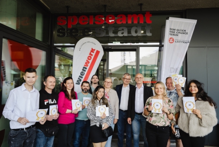 Die zehn Gewinner:innen der Tombola-Hauptpreise © wienwork/Luiza Puiu Die zehn Gewinner:innen der Tombola-Hauptpreise © wienwork/Luiza Puiu