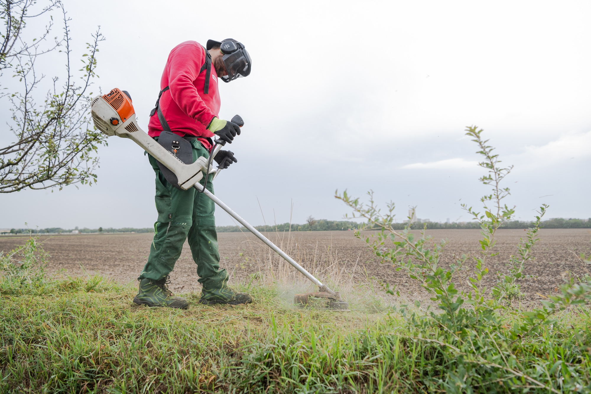 Grünflächen-Service - Mähen mit Rasentrimmer ©wienwork/Luiza Puiu Grünflächen-Service - Mähen mit Rasentrimmer ©wienwork/Luiza Puiu