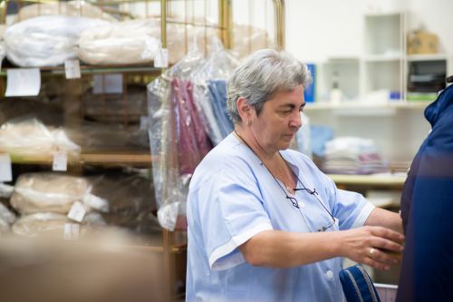 Mitarbeiterin bei der Endkontrolle in der Textilreinigung © wienwork Mitarbeiterin bei der Endkontrolle in der Textilreinigung © wienwork