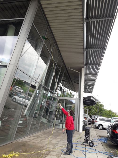 Reinigungstechniker mit Osmosegerät bei der Fensterreinigung © wienwork Reinigungstechniker mit Osmosegerät bei der Fensterreinigung © wienwork