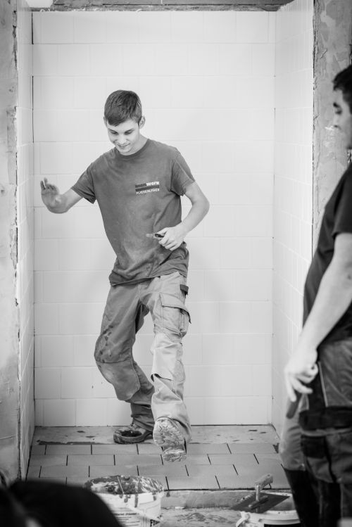 Fliesenleger bei der Arbeit © wienwork/Andrea Schütz Fliesenleger bei der Arbeit © wienwork/Andrea Schütz