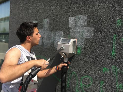Graffiti-Entfernung mit Profigerät © wienwork Graffiti-Entfernung mit Profigerät © wienwork