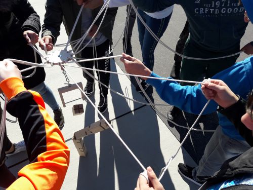 Jugendliche von On the Job bei einer Teamübung mit Seilen © wienwork Jugendliche von On the Job bei einer Teamübung mit Seilen © wienwork