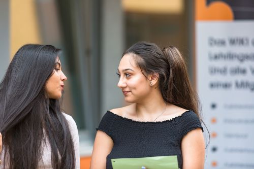 2 Jugendliche im Gespräch © atelier trat 2 Jugendliche im Gespräch © atelier trat