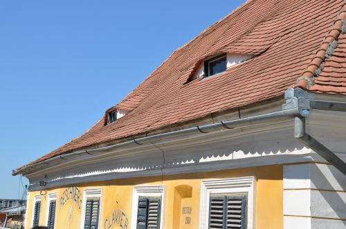 Dachfenster und Fenster eines Hauses © wienwork Dachfenster und Fenster eines Hauses © wienwork