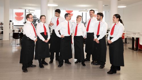 Lehrlinge und ihre Ausbildner:innen Restaurantfachleute Speiseamt © Wien Work/simshot Lehrlinge und ihre Ausbildner:innen Restaurantfachleute Speiseamt © Wien Work/simshot