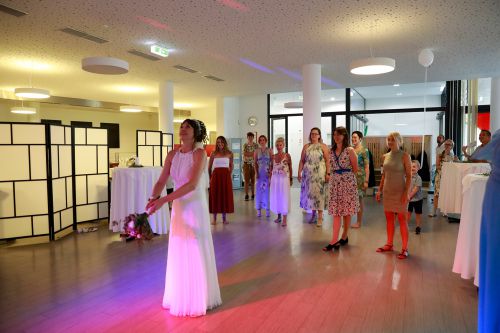 Brautstrauß werfen © wienwork Brautstrauß werfen © wienwork