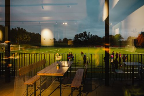 Zehner Stiege - Ausblick auf die Terrasse und den Sportplatz © wienwork/Luiza Puiu