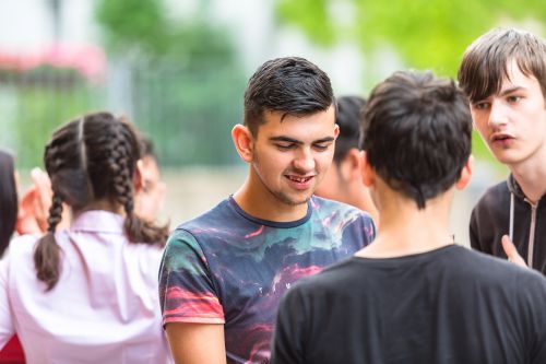 Jugendliche unterhalten sich © Atelier TRAT Jugendliche unterhalten sich © Atelier TRAT